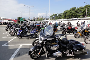 手前が館石さんの「チーフテン」。他のバイクと並ぶと存在感が際立つ