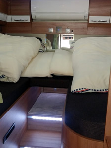写真の両サイドは共にベッド。十分な大きさのツインベッドを設置できる