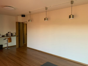 スタジオの照明は多めに増やした。思いっきり鏡を見ながら明るく動きたいときと、オレンジ色の光で雰囲気を出したいときと使い分けられる