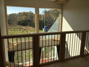 2Fのフリースペースから見える景色。大きな窓の向こうには、軽井沢の自然が広がる