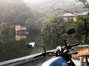 埼玉の鎌北湖にて。遠出しなくても、探すと意外にいろいろな見どころがあることに気づく