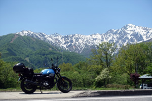 2019年5月のSSTR（サンライズ・サンセット・ツーリング・ラリー）の一コマ。友人と石川県の千里浜を目指している途中の白馬をバックに