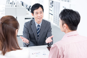 2人の男性と1人の女性が会話している画像