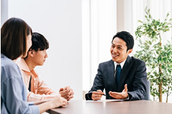 2人の男性と1人の女性が会話している画像