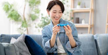 車の模型を持つ女性