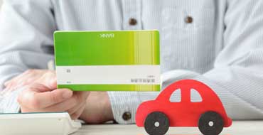 自動車の費用に関して考える男性