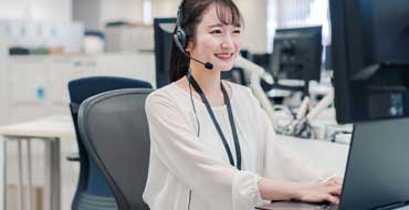 コールセンターでお客さま対応をするオペレーターの女性