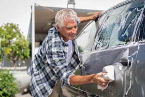 洗車をする男性