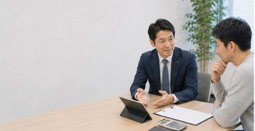 ローンの返済について専門家に相談する男性